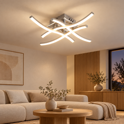 Plafonnier LED Arcéa argenté allumé dans un salon Japandi au crépuscule, avec canapé en lin et mobilier en bois clair.