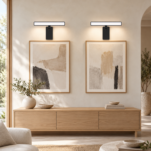 Paire d’appliques murales Lumio noires installées chacune au-dessus d’un tableau abstrait dans un salon japandi aux murs clairs.