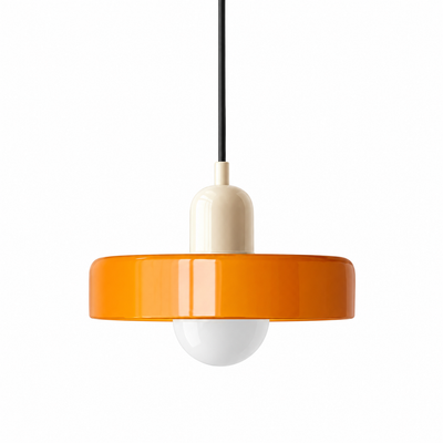 Packshot sur fond blanc d'une suspension à dôme bas en verre ambre, monture beige et ampoule blanche visible.