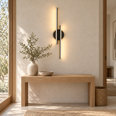 Applique murale Sila noire au-dessus d’une console d’entrée en chêne clair, dans un intérieur Japandi baigné de lumière naturelle.