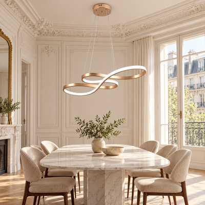 Suspension Sinéa dorée suspendue au-dessus d'une grande table de salle à manger dans un intérieur haussmannien crème.